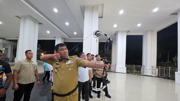 PERAGAKAN: Gubernur Sulut Yulius Selvanus Komaling (YSK) dengan panah miliknya saat melakukan latihan di Wisma Negara Bumi Beringin belum lama ini