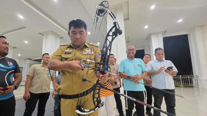 PERAGAKAN - Gubernur Sulut Yulius Selvanus Komaling (YSK) dengan panah miliknya saat melakukan latihan di Wisma Negara Bumi Beringin belum lama ini