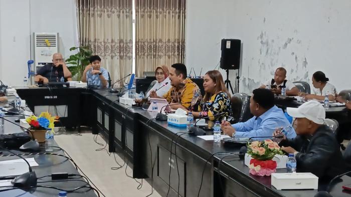 Anggota DPRK Manokwari saat menggelar Rapat Dengar Pendapat (RDP) bersama masyarakat pemilik ulayat tambang emas di Manokwari terkait legalitas (izin) pertambangan rakyat, Kamis (29/1/2026)