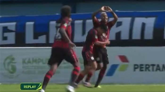 SELEBRASI - Persipura Jayapura memberikan kejutan instan dalam laga lanjutan Liga 2 Championship melawan Persiku Kudus, Jumat (30/1/2026). Arthur Vieira mencetak gol cepat pada menit ke-6. (dok. tangkapan layar)