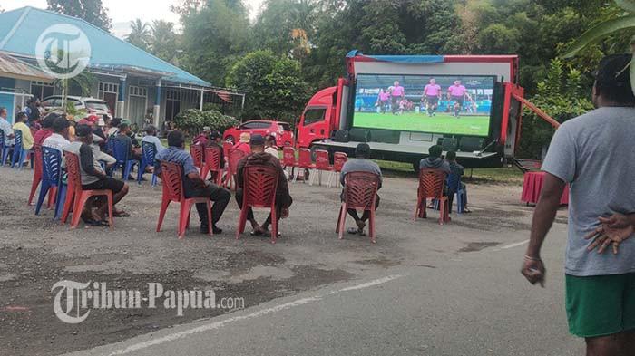NOBAR PERSIPURA - Suasana nonton bareng masyarakat dan suporter Persipura Jayapura di kediaman Ketua Umum Persipura, Benhur Tomi Mano, Jalan Jeruk Nipis, Kota Raja, Jayapura, Jumat (30/1/2025). Sejak sore, area nobar dipenuhi atribut Merah Hitam dan sorak dukungan untuk Mutiara Hitam.