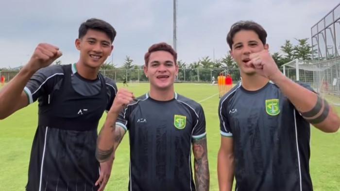 KOMPAK -Trio MBG (Malik, Bruno Moriera, Gali ) kompak  ajak Bonek padati GBT lawan Dewa United, Persebaya Surabaya siap lanjutkan tren kemenangan.  