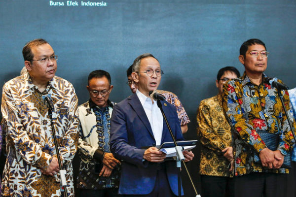 Ketua Dewan Komisioner OJK Mahendra Siregar bersama Direktur BEI Imam Rachman dan Kepala Eksekutif Pengawas Pasar Modal, Keuangan Derivatif dan Bursa Karbon OJK Inarno Djajadi menyampaikan keterangan pers  di BEI, Jakarta, Kamis (29/1/2026). Foto: Asprilla Dwi Adha/ANTARA FOTO