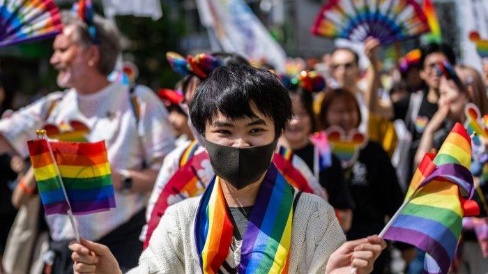 Seorang peserta menghadiri Parade Tokyo Rainbow Pride 2023 di Tokyo pada 23 April 2023, untuk menunjukkan dukungan bagi anggota komunitas LGBT.