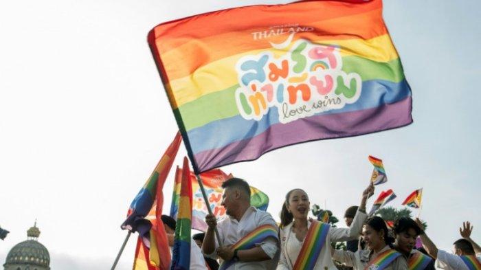 Kelompok komunitas LGBTQ Bangkok Pride merayakan keputusan parlemen Thailand yang meloloskan undang-undang pernikahan sesama jenis pada Oktober 2024 lalu