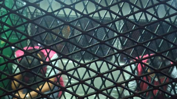 TERTUNDUK LESU - Rizal dan Soni Apriansyah hanya bisa tertunduk lesu ketika berada di dalam mobil tahanan Kejaksaan Negeri Bangka Selatan, Kamis (8/1/2026) malam. Keduanya resmi ditetapkan sebagai tersangka atas dugaan tindak pidana korupsi penerbitan legalitas lahan negara yang diduga melibatkan mafia tanah di Kecamatan Lepar Pongok.