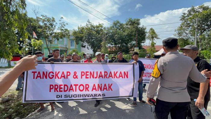 DEMO WARGA - Warga dari Desa Sugihwaras Kecamatan Wonomulyo, gelar aksi unjuk rasa di depan Markas Polres Polman, Sulbar, Jumat (30/1/2026) sore. Mereka mendesak polisi segera mengamankan terduga pelaku pencabulan anak.