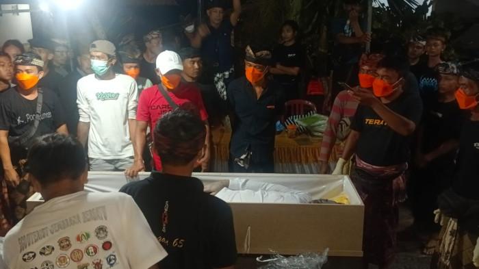 TIBA - Suasana saat proses serah terima jenazah mahasiswa magang di Malaysia, I Made Berta Mahendra kepada pihak keluarga di rumah duka Banjar Kaleran Kauh, Desa Yehembang, Kecamatan Mendoyo, Jembrana, Kamis 29 Januari 2026 malam.