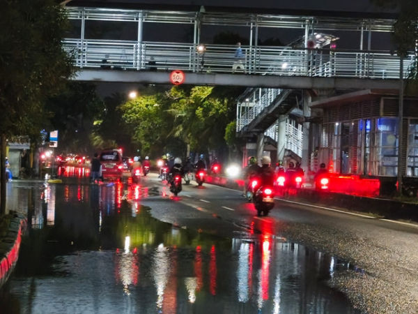 Banjir di Jl. Daan Mogot, Jakarta Barat sudah berangsur surut, pada Jumat (23/1/2026). Foto: Jeni Ritanti/kumparan