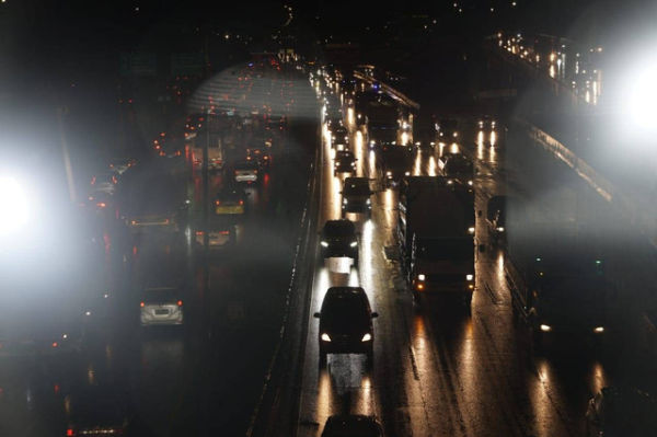 Kondisi lalu lintas di Jalan TB Simatupang, Kamis (6/10/2022). Kawasan tersebut sempat terjadi genangan karena hujan deras pada sore dan kini sudah surut. Namun situasi lalu lintas tetap dipadati kendaraan. Foto: Jamal Ramadhan/kumparan