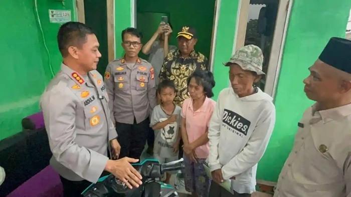 BANTUAN MOTOR - Kapolres Metro Depok Kombes Pol Abdul Waras memberikan sepeda motor dan modal usaha kepada Sudrajat, pedagang es gabus yang dituduh pakai spons, di rumahnya, Bojonggede, Kabupaten Bogor, Jawa Barat, Selasa (27/1/2026). Bantuan ini diberikan setelah tudingan tersebut dipastikan tidak benar dan dagangan Suderajat dinyatakan aman dikonsumsi. 
