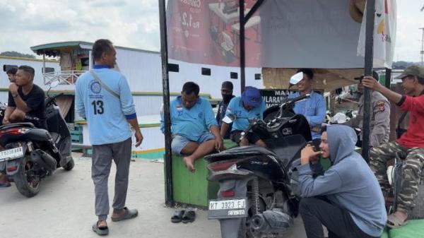 DAMPAK MOGOK KAPAL - Sejak kapal mulai mogok pada Sabtu (24/1/2026), aktivitas ekonomi di dermaga praktis berhenti total, meninggalkan para buruh harian tanpa kepastian penghasilan. (TRIBUNKALTIM.CO/GREGORIUS AGUNG SALMON)