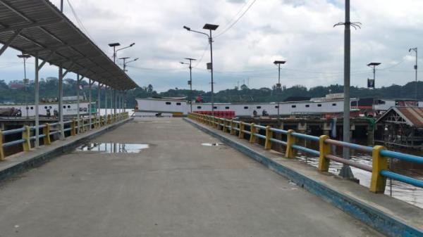 DERMAGA SEPI AKTIVITAS - Kondisi di Dermaga Mahakam Ulu, Jalan Untung Suropati, Kelurahan Karang Asam Ulu, Kecamatan Sungai Kunjang, Kota Samarinda, Kalimantan Timur pada Kamis (29/1/2026) siang. Tidak ada aktivitas bongkar muat, pelabuhan ini sepi akibat tidak adanya kejelasan terkait penyaluran BBM untuk operasional kapal.