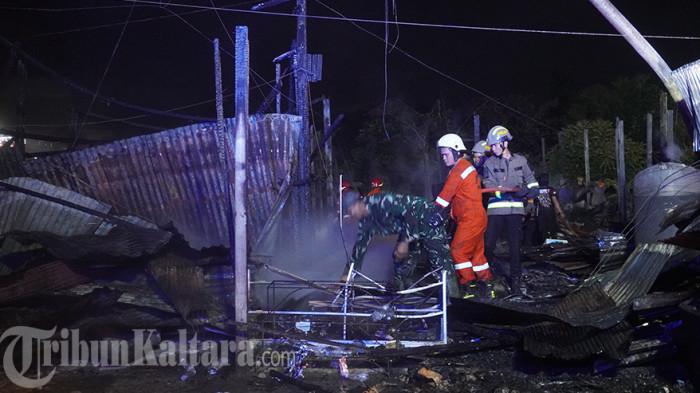 PADAMKAN API - Aksi petugas pemadam kebakaran melakukan pendinginan saat peristiwa kebakaran yang menimpa sejumlah kios dekat Tugu Lemlai Suri, Jl Jelarai, Tanjung Selor, Bulungan, Kalimantan Utara, Jumat (30/1/2026) malam.