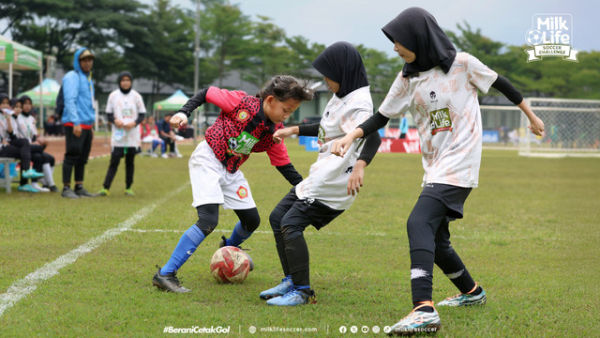 Pertandingan di MilkLife Soccer Challenge Bandung Seri 2 2025/26 di Lapangan Chandradimuka Pusdikif dan Stadion Sidolig. Foto: Dok. MilkLife Soccer Challenge