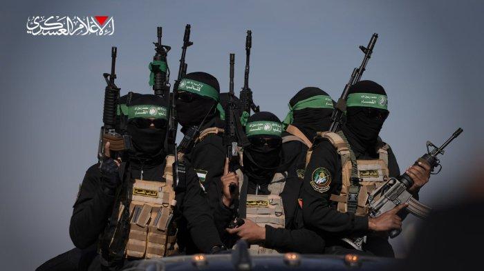 ANGGOTA BRIGADE AL-QASSAM - Foto ini diambil pada Jumat (15/3/2025) dari publikasi resmi Brigade Al-Qassam (sayap militer Hamas) memperlihatkan anggota Brigade Al-Qassam berpatroli dengan kendaraan dan senjatanya selama pertukaran tahanan gelombang ke-6 pada Sabtu (15/2/2025) sebagai bagian dari implementasi perjanjian gencatan senjata Israel-Hamas di Jalur Gaza, yang membebaskan 3 sandera Israel (Sagui Dekel Chen, Sasha Troufanov, Yair Horn) dengan imbalan 369 tahanan Palestina.