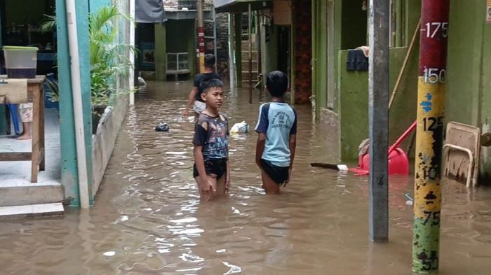 BANJIR CILIWUNG - Permukiman warga di kawasan Kebon Pala yang terdampak banjir luapan Kali Ciliwung, Kampung Melayu, Jatinegara, Jakarta Timur, Rabu (28/1/2026). TRIBUNJAKARTA.COM/BIMA PUTRA