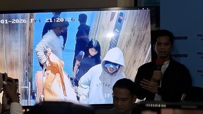 Influencer Reza Arap mendampingi jenazah pacarnya, Selebgram Lula Lahfah saat terekam kamera CCTV dalam konferensi pers di Polres Metro Jakarta Selatan, Jumat (30/1/2026).
