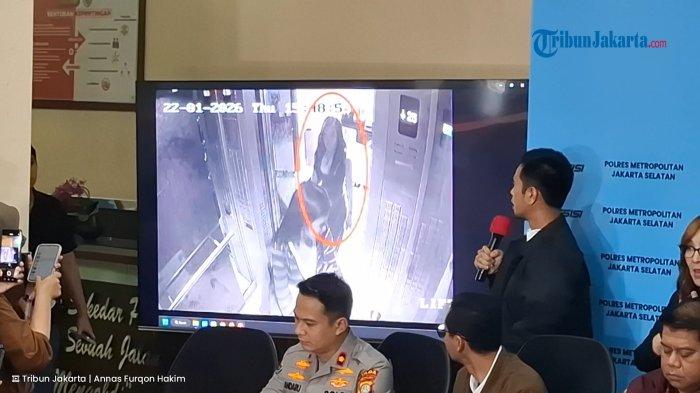 Kasat Reskrim Polres Metro Jakarta Selatan AKBP Iskandarsyah memaparkan hasil pemeriksaan rekaman CCTV terkait kasus kematian selebgram Lula Lahfah saat konferensi pers di Polres Metro Jakarta Selatan, Jumat (30/1/2026).
