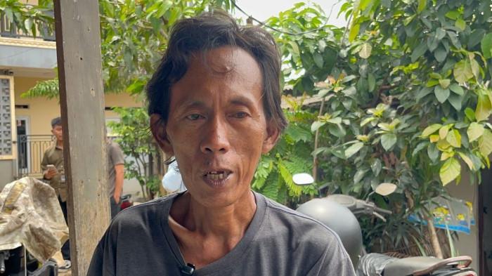 PENJUAL ES GABUS -- Penjual es gabus bernama Suderajat (49) yang dituduh aparat menggunakan spons, ditemui di rumahnya daerah Rawa Panjang, Kabupaten Bogor, Selasa (27/1/2026).