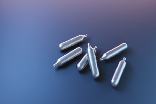 Ilustrasi tabung whippets atau Nitrous oxide (N2O). Foto: Dragon Claws/Shutterstock