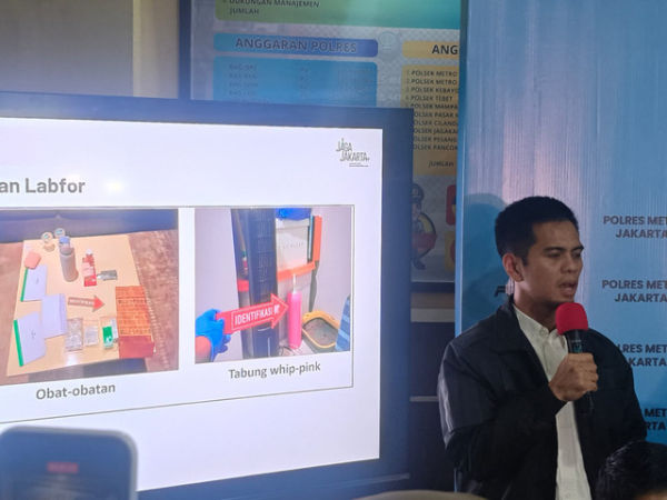 Barang bukti whip pink yang ditemukan di kamar Lula Lahfah saat konferensi pers di Polres Jakarta Selatan, Jumat (30/1/2026). Foto: Abid Raihan/kumparan