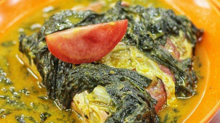 Menu gulai kepala ikan kakap di Wajir Seafood, Medan, Sumatera Utara.