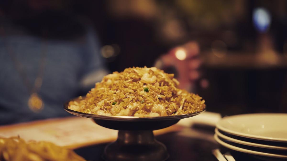 Ilustrasi nasi goreng enak di Semarang Night Food Street Medan yang cocok untuk kuliner malam.