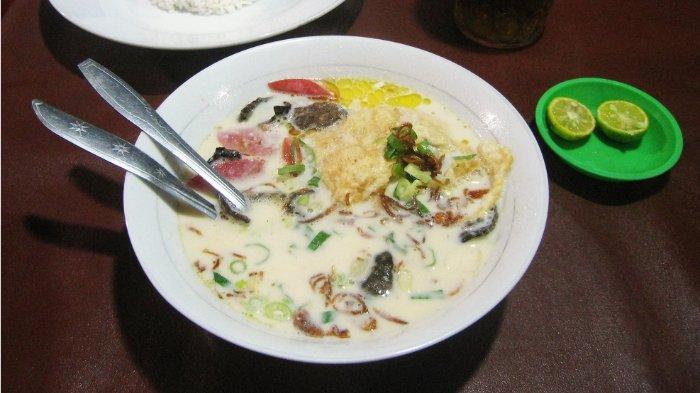 Seporsi soto Betawi enak di Jakarta untuk makan siang