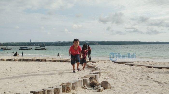 Wisawatan menikmati suasana sore hari di Pantai Kelan, Selasa (18/2/2020)