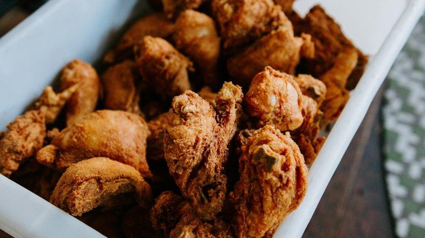 Seporsi menu ayam goreng buat makan siang di Jakarta.