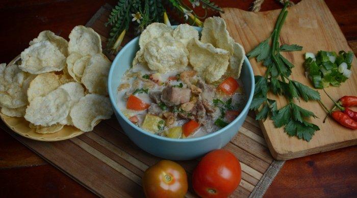 Seporsi soto Betawi untuk menu makan siang di Jakarta.