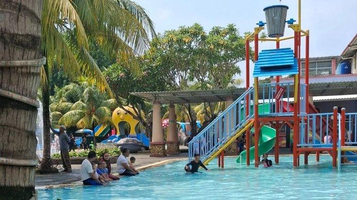 Kolam renang di Marcopolo Water Adventure, Kecamatan Tanah Sereal, Bogor, Jawa Barat menawarkan wahana air yang menyenangkan.