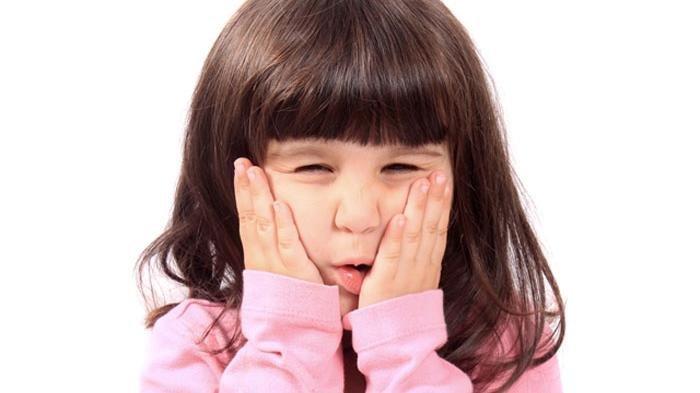 ilustrasi anak yang mengalami sakit gigi, berikut ini cara alami untuk mengatasi sakit gigi ringan pada anak