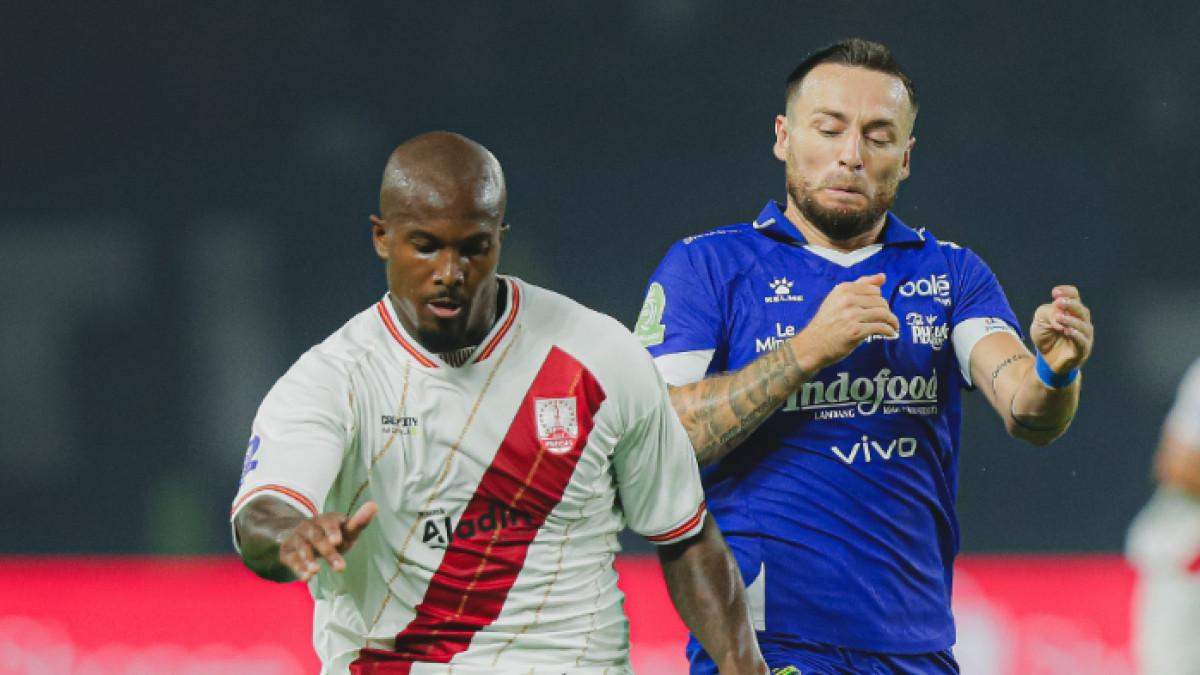 PERSIB BANDUNG VS PERSIS SOLO - Cuplikan laga Persis Solo kontra Persib Bandung di Stadion Gelora Bandung Lautan Api, Bandung, Jawa Barat dalam lanjutan pekan ke-10 Super League 2025/2026 pada Senin, 27 Oktober 2025.