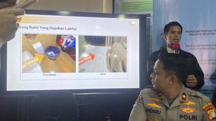 HASIL PEMERIKSAAN - Polisi memperlihatkan hasil pemeriksaan bekas darah yang ditemukan di sprei kamar Lula Lahfah yang tewas pada Jumat (23/1/2026). Polisi juga memastikan kekasih Reza Arap itu meninggal bukan karena overdosis obat.