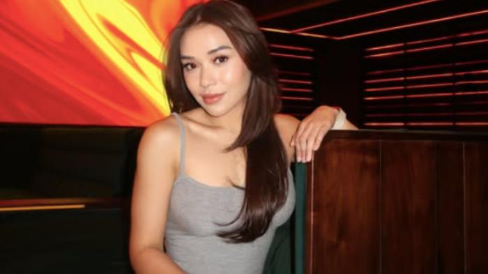 LULA LAHFAH MENINGGAL - Selebgram Lula Lahfah melakukan pose yang diunggah pada Senin (30/6/2025) di Jakarta. Kini Polda Metro Jaya mengonfirmasi telah memeriksa Dokter R, sosok yang mengeluarkan surat kematian kekasih musisi Reza Arap tersebut, guna mencocokkan riwayat medis dengan hasil visum luar jenazah.