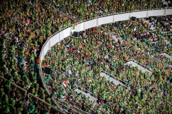 Peserta Harlah ke-78 Muslimat NU memadati Stadion Utama GBK Senayan, Jakarta, Sabtu (20/1/2024). Foto: Jamal Ramadhan/kumparan
