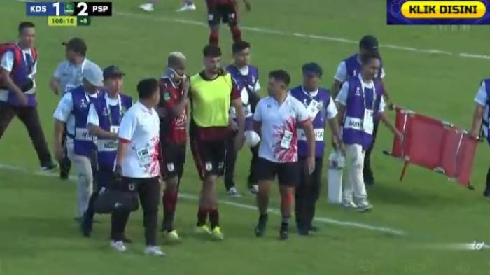 MENANG DRAMATIS - Persipura Jayapura berhasil merebut takhta puncak klasemen sementara Grup B Liga 2 Championship setelah menumbangkan tuan rumah Persiku Kudus dengan skor tipis 1-2. Insiden medis mencekam menimpa pencetak gol pembuka, Artur Jesus Vieira, di pengujung laga. (dok. tangkapan layar)