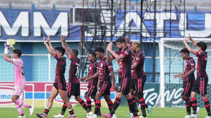 PERSIPURA - Persipura Jayapura resmi merebut takhta puncak klasemen sementara Grup B Liga 2 Championship 2025/2026 setelah menumbangkan Persiku Kudus dengan skor tipis 1-2 di Stadion Wergu Wetan, Jumat (30/1/2026). Laga berlangsung dramatis.