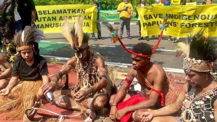 AKSI - Masyarakat adat suku Awyu dan suku Moi, serta sejumlah aktivis menggelar aksi damai di depan Mahmakah Agung, Jakarta, pada Senin (27/5/2024), berharap Mahkamah Agung menjatuhkan putusan hukum yang melindungi hutan adat mereka.(KOMPAS.com/FAQIHAH MUHARROROH ITSNAINI)