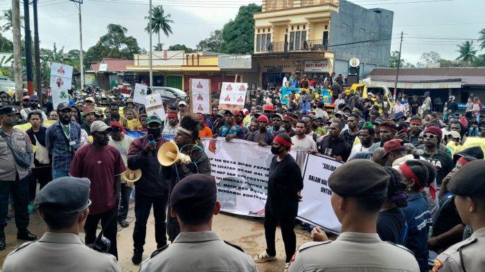 AKSI MASSA DI MERAUKE - Aksi demonstrasi para pencari kerja di Papua Selatan baru-baru ini.
