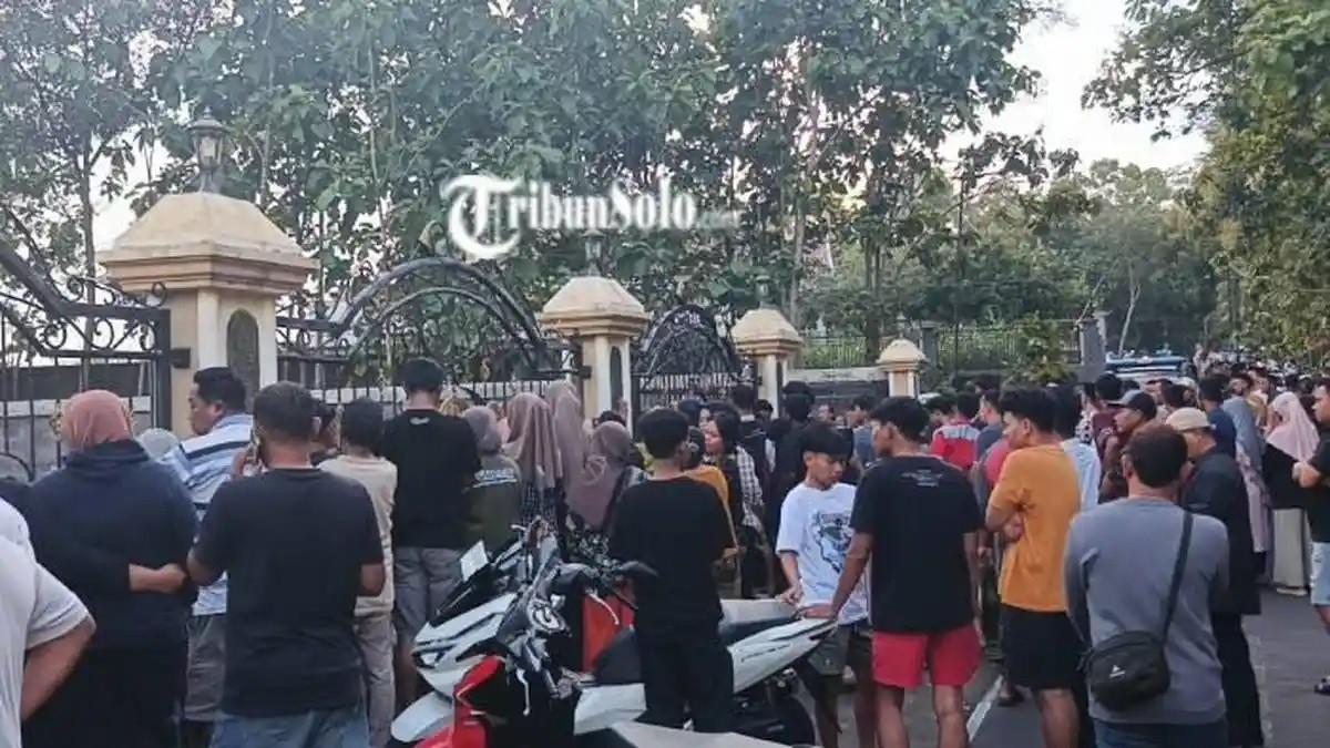 WARGA BERKUMPUL. Rumah diduga korban perampokan di Pengkol, Karanggede, Boyolali pada Kamis (29/1/2026). Satu orang anak diketahui meninggal.