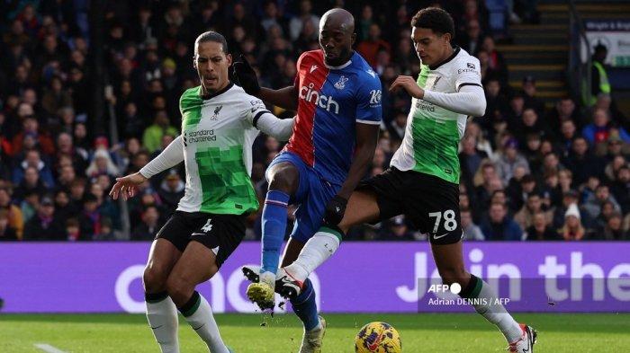 Bek Liverpool Inggris #78 Jarell Quansah (kanan) menantang striker Crystal Palace Prancis #14 Jean-Philippe Mateta (tengah) di area panalty dan setelah tinjauan VAR (Video Assistant Referee) penalti diberikan selama pertandingan sepak bola Liga Premier Inggris antara Crystal Palace dan Liverpool di Selhurst Park di London selatan pada 9 Desember 2023.