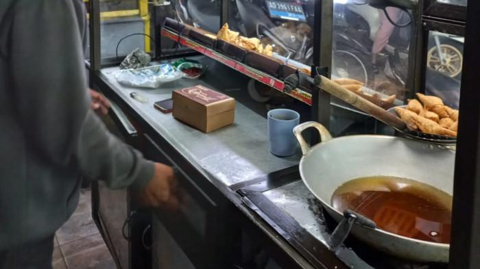 Karyawan Crunchy Molen akan menggoreng Molen isi kacang hijau