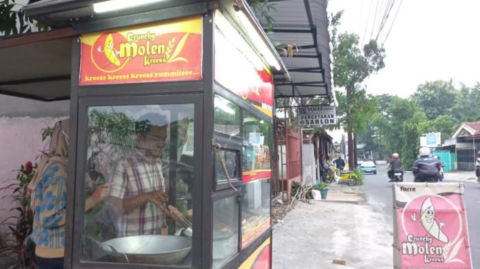 Pelanggan sedang membeli molen unik dengan berbagai rasa, Crunchy Molen Kress