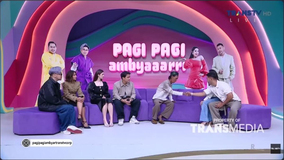 PENJUAL ES GABUS - Penjual es gabus mengaku belum puas dengan hadiah motor, kini minta mobil