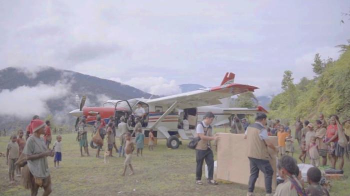 KEHIDUPAN PAPUA PEGUNUNGAN - Warga Papua Pegunungan memadati bandara perintis di wilayah terpecil. Mereka hendak menerima bantuan dari pemerintah melalui Panitia NAtal Nasional. (dok. Panitia Natal for Tribun Papua)