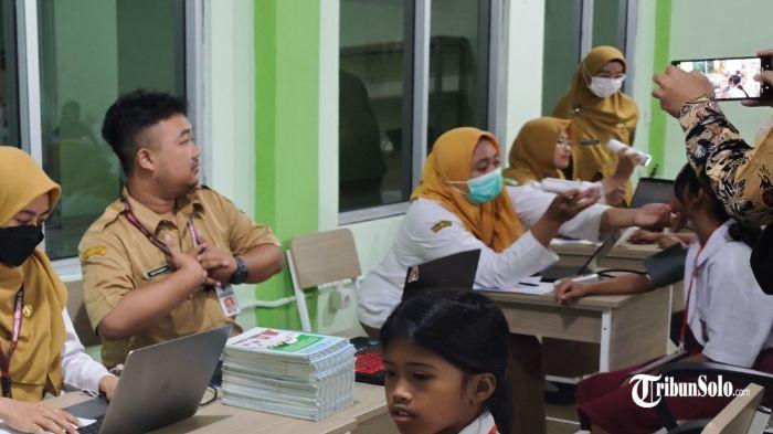 KEKURANGAN GURU - Ilustrasi suasana aktivitas pengajar di sekolah, beberapa waktu lalu. Pemerintah Kota (Pemkot) Solo saat ini menghadapi masalah serius di sektor pendidikan. Kondisi ini diperkirakan akan semakin parah menjelang tahun 2026.