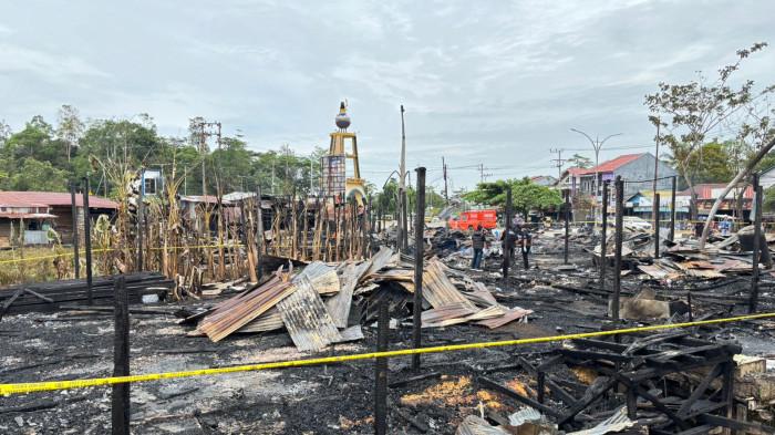 KEBAKARAN KIOS - Kondisi pasca kebakaran deretan kios di Jalan Jelarai. Tim Polresta Bulungan Lakukan Olah TKP